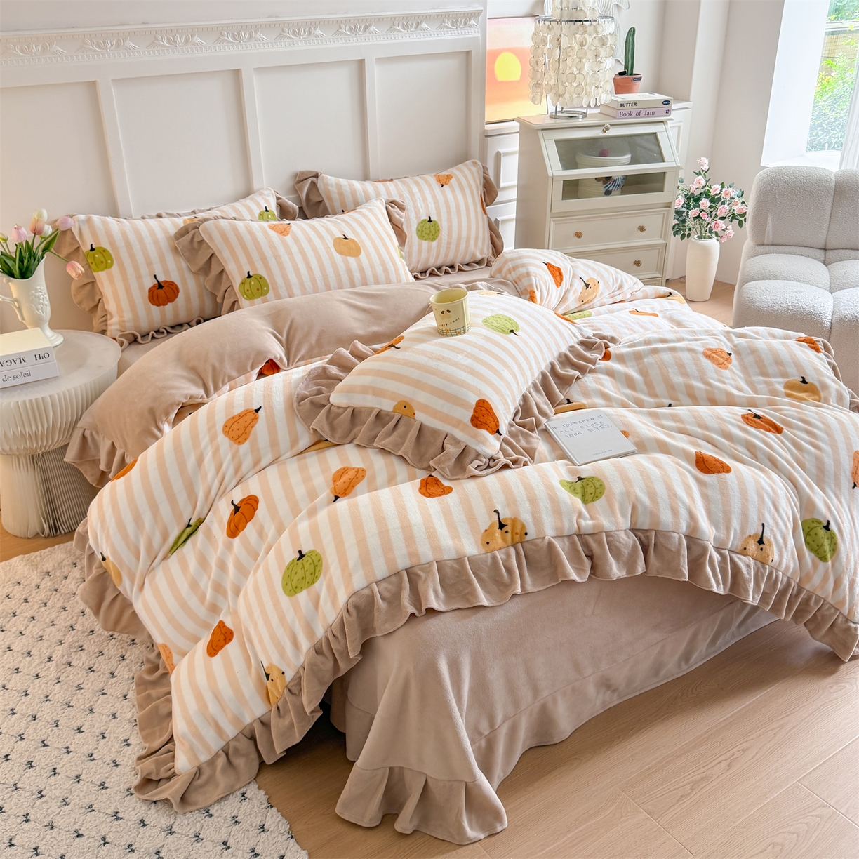 91家纺网 家纺一手货源 找家纺 温眠家纺 2025新款200g全工艺牛奶绒花边款四件套吊边床单 条纹南瓜