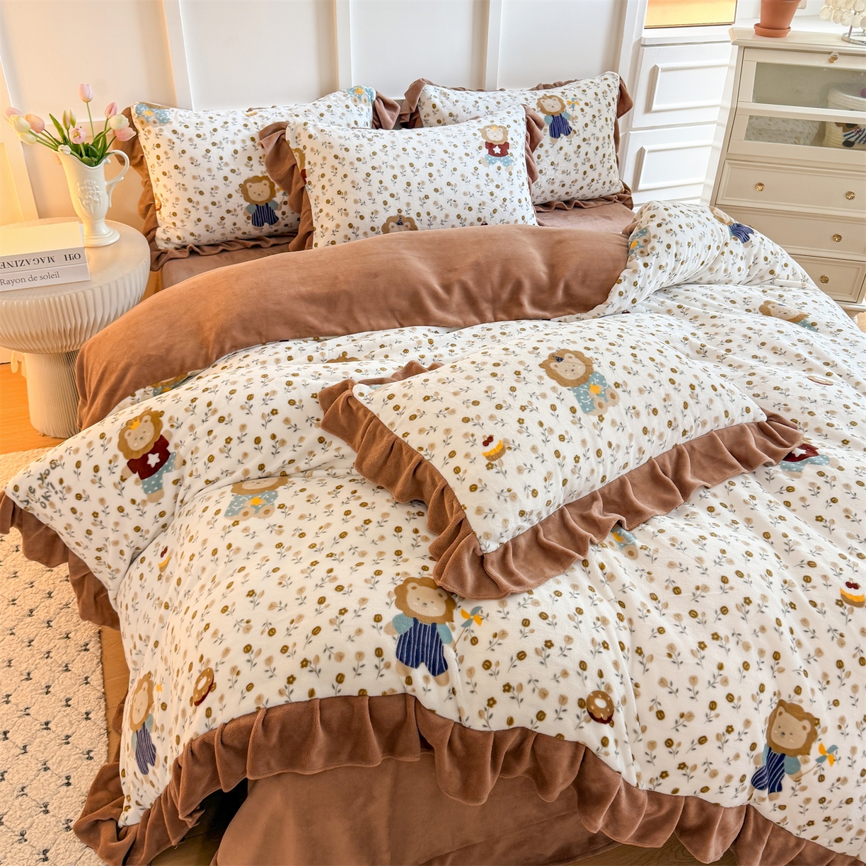 91家纺网 家纺一手货源 找家纺 温眠家纺 2025新款200g全工艺牛奶绒花边款四件套吊边床单 快乐狮子