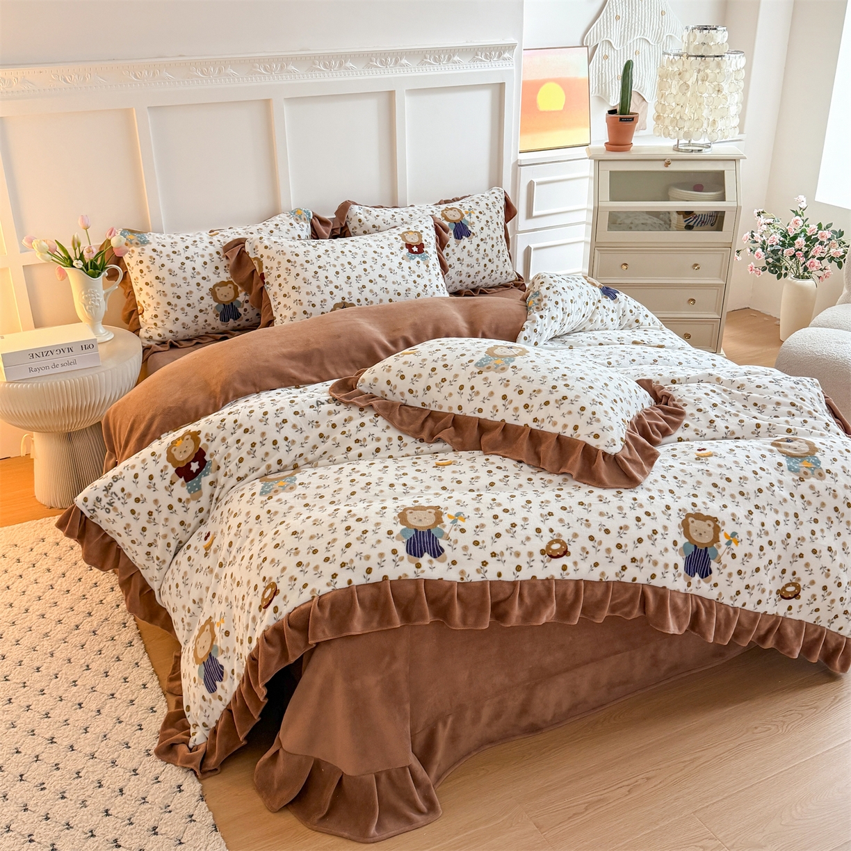 91家纺网 家纺一手货源 找家纺 温眠家纺 2025新款200g全工艺牛奶绒花边款四件套吊边床单 快乐狮子