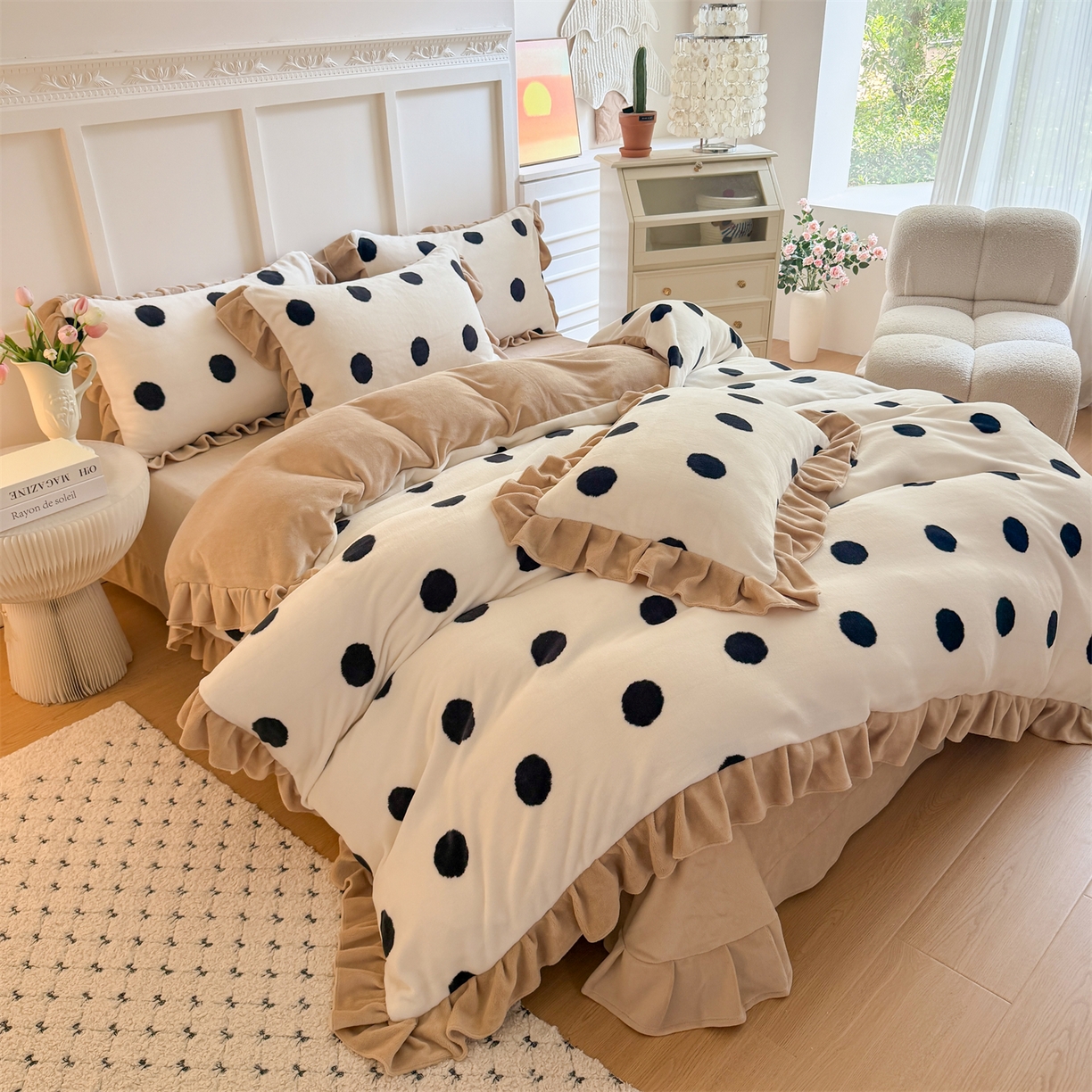 91家纺网 家纺一手货源 找家纺 温眠家纺 2025新款200g全工艺牛奶绒花边款四件套吊边床单 奶油波点