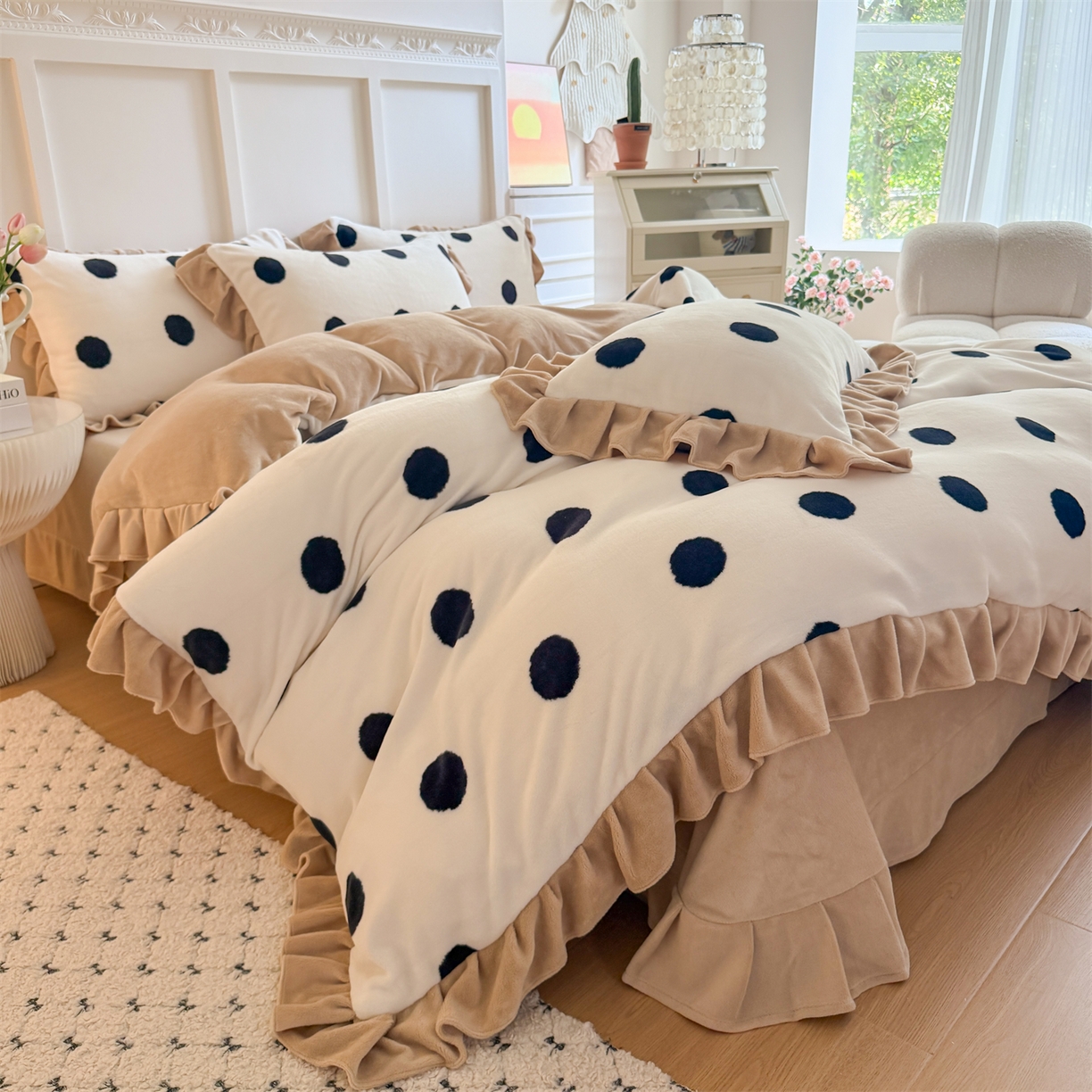 91家纺网 家纺一手货源 找家纺 温眠家纺 2025新款200g全工艺牛奶绒花边款四件套吊边床单 奶油波点