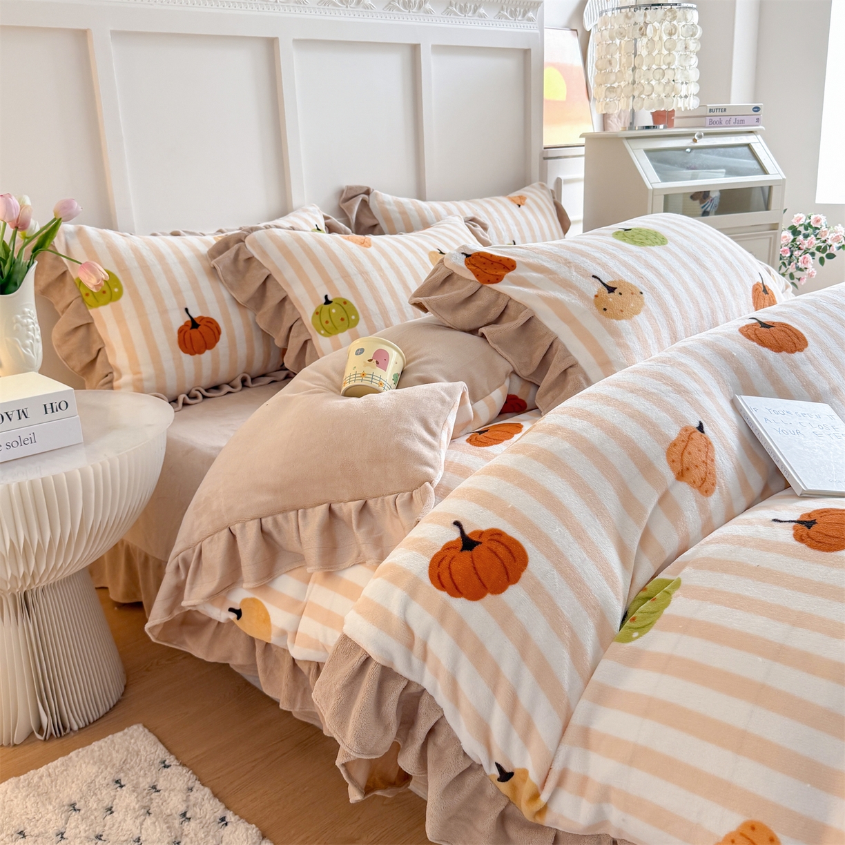 91家纺网 家纺一手货源 找家纺 温眠家纺 2025新款200g全工艺牛奶绒花边款四件套吊边床单 条纹南瓜