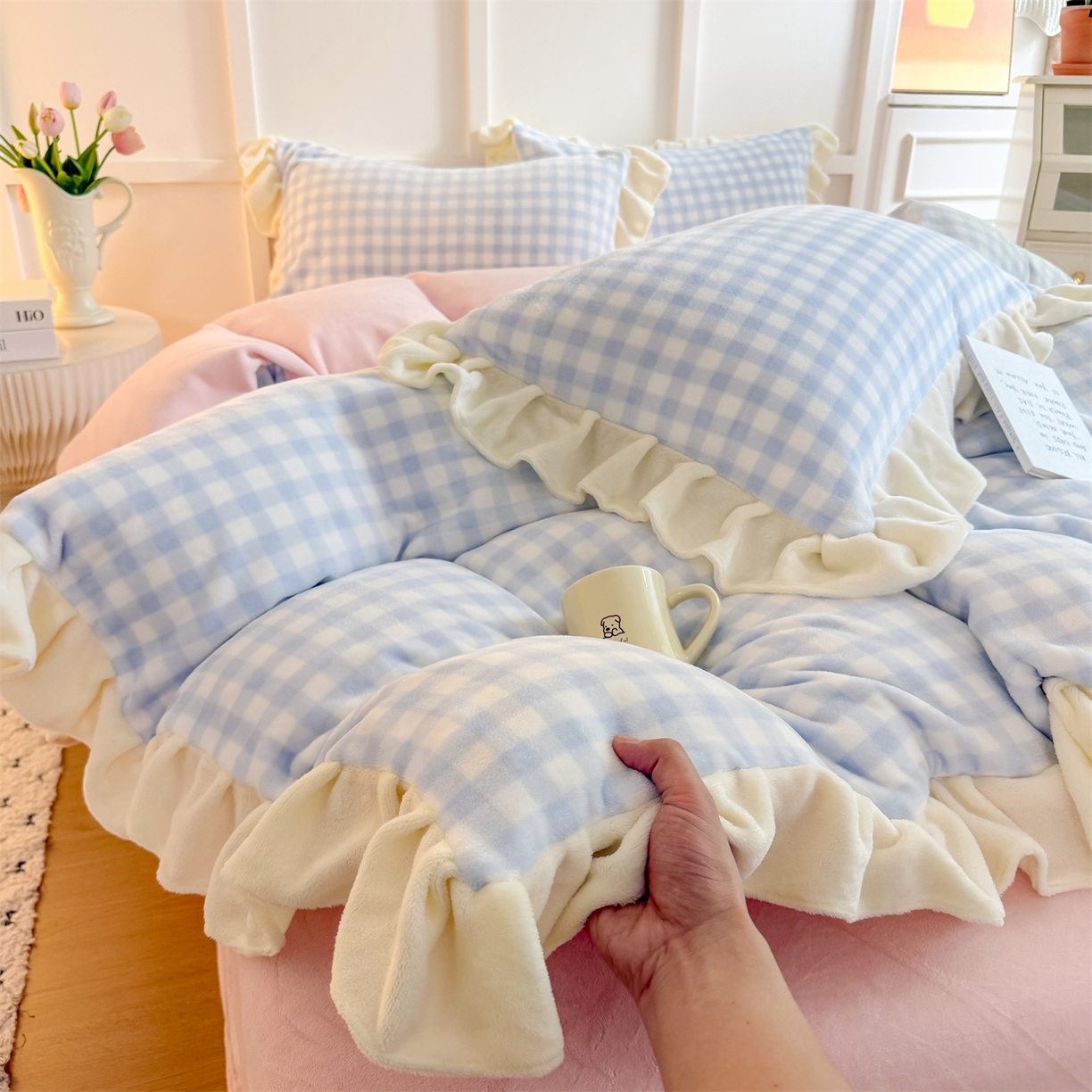 91家纺网 家纺一手货源 找家纺 温眠家纺 2025新款200g全工艺牛奶绒花边款四件套吊边床单 天蓝格