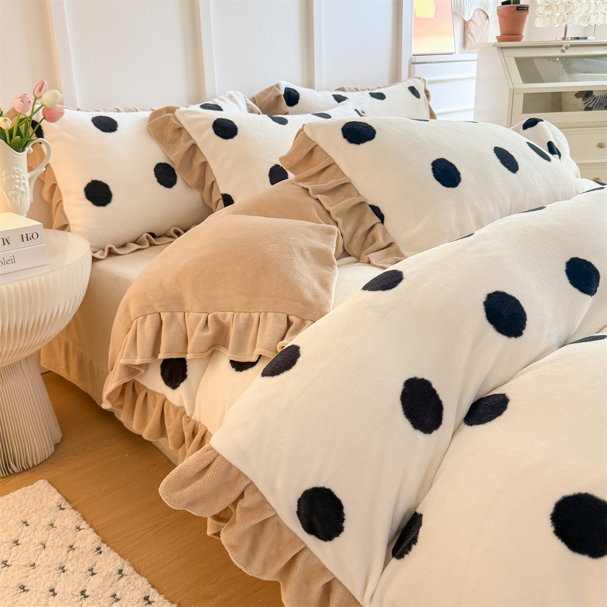 91家纺网 家纺一手货源 找家纺 温眠家纺 2025新款200g全工艺牛奶绒花边款四件套吊边床单 奶油波点