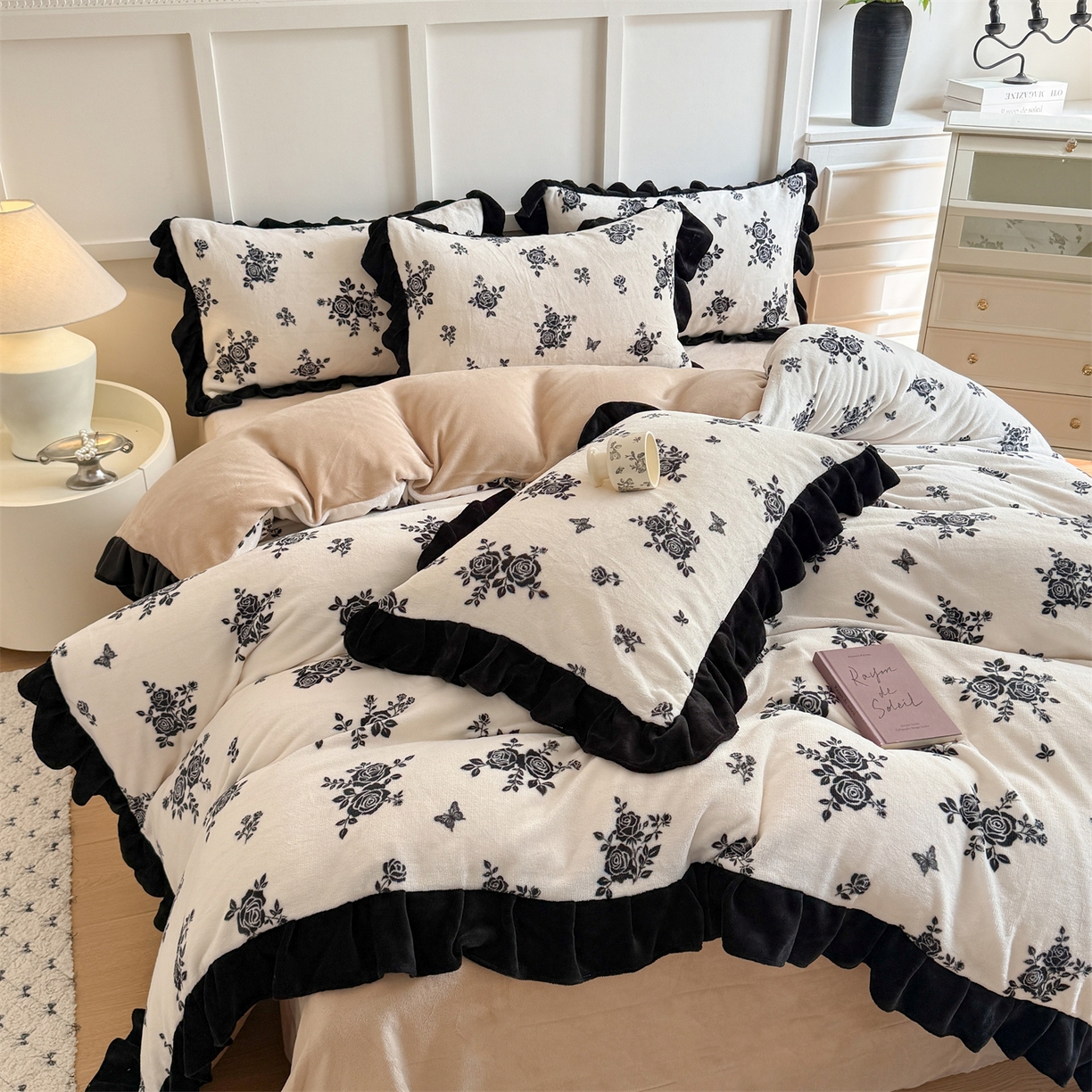 91家纺网 家纺一手货源 找家纺 温眠家纺 2025新款200g全工艺牛奶绒花边款四件套吊边床单 山野玫瑰