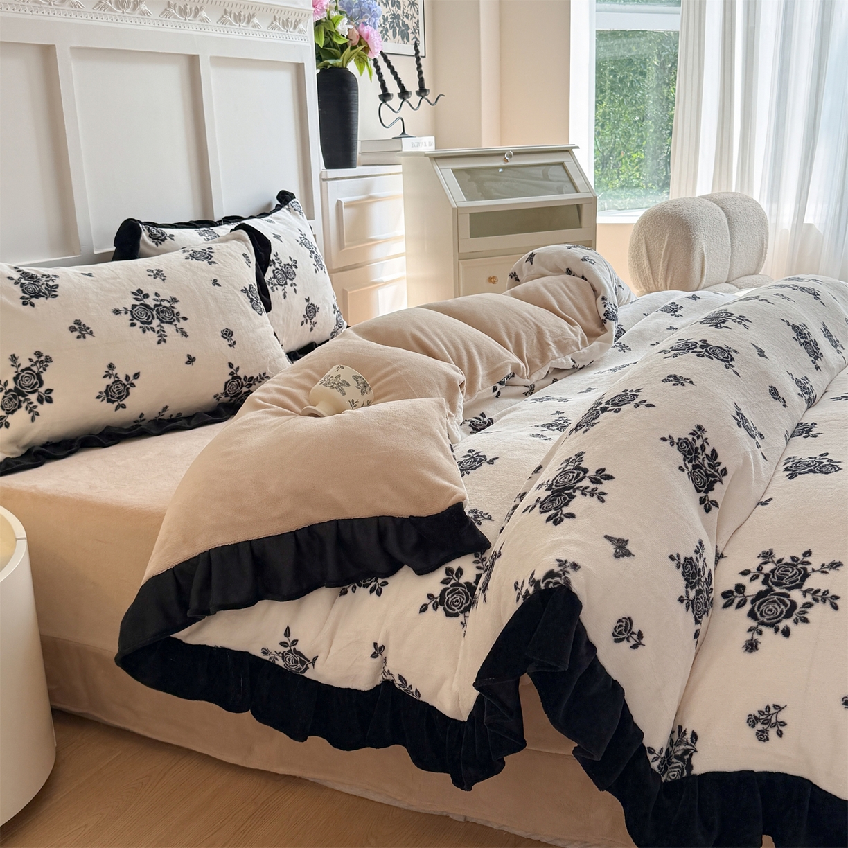 91家纺网 家纺一手货源 找家纺 温眠家纺 2025新款200g全工艺牛奶绒花边款四件套吊边床单 山野玫瑰