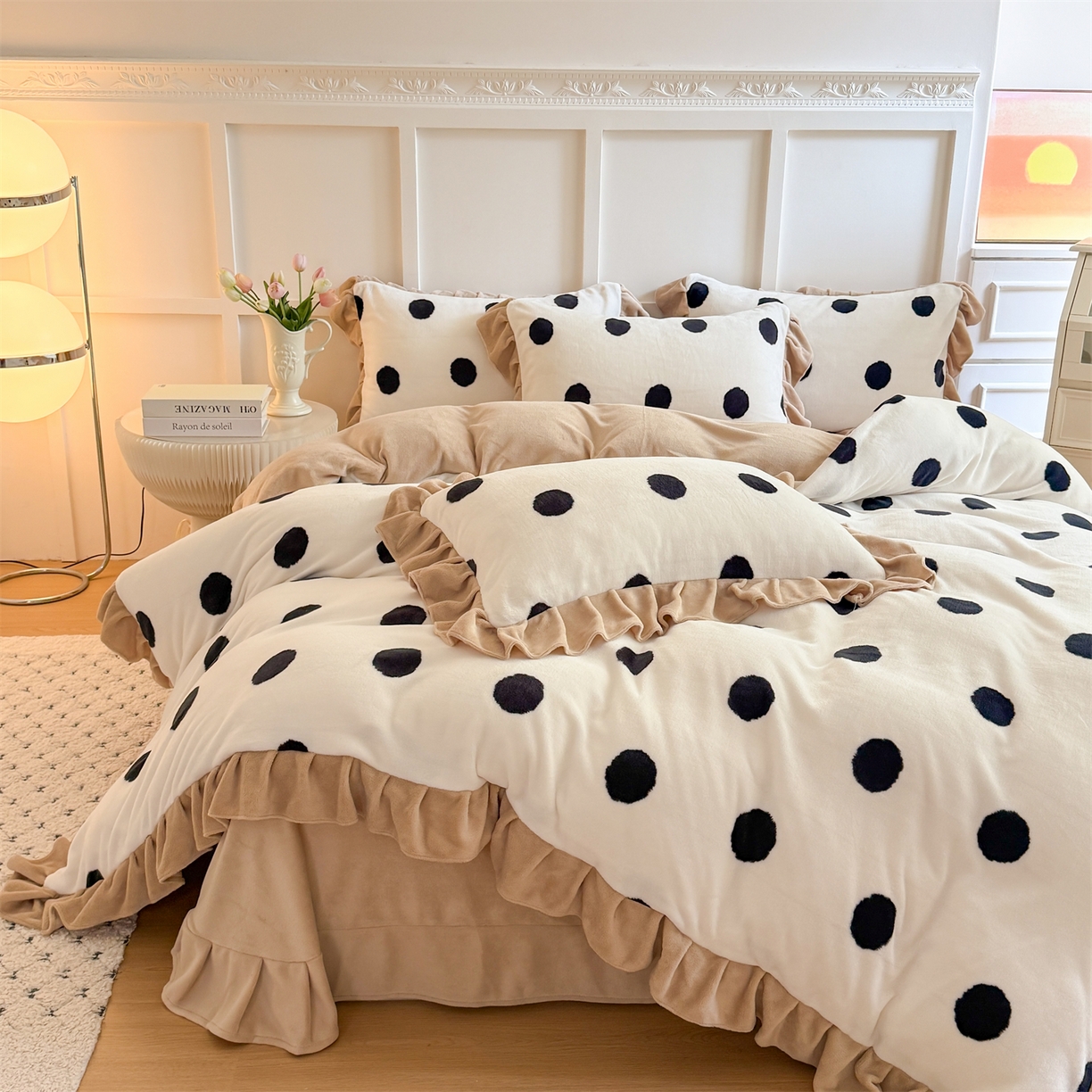 91家纺网 家纺一手货源 找家纺 温眠家纺 2025新款200g全工艺牛奶绒花边款四件套吊边床单 奶油波点