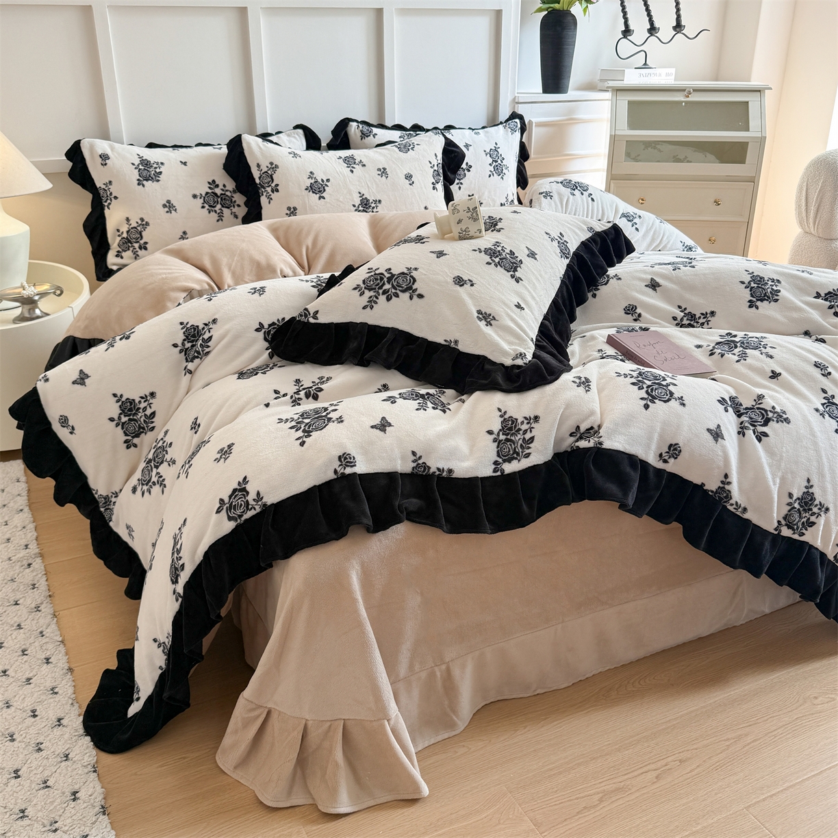 91家纺网 家纺一手货源 找家纺 温眠家纺 2025新款200g全工艺牛奶绒花边款四件套吊边床单 山野玫瑰