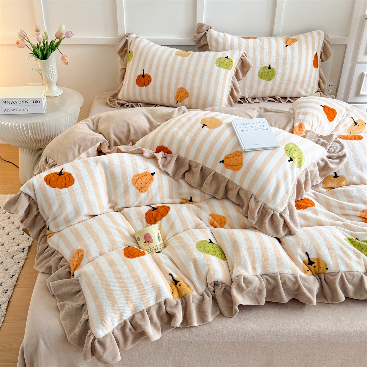 91家纺网 家纺一手货源 找家纺 温眠家纺 2025新款200g全工艺牛奶绒花边款四件套吊边床单 条纹南瓜