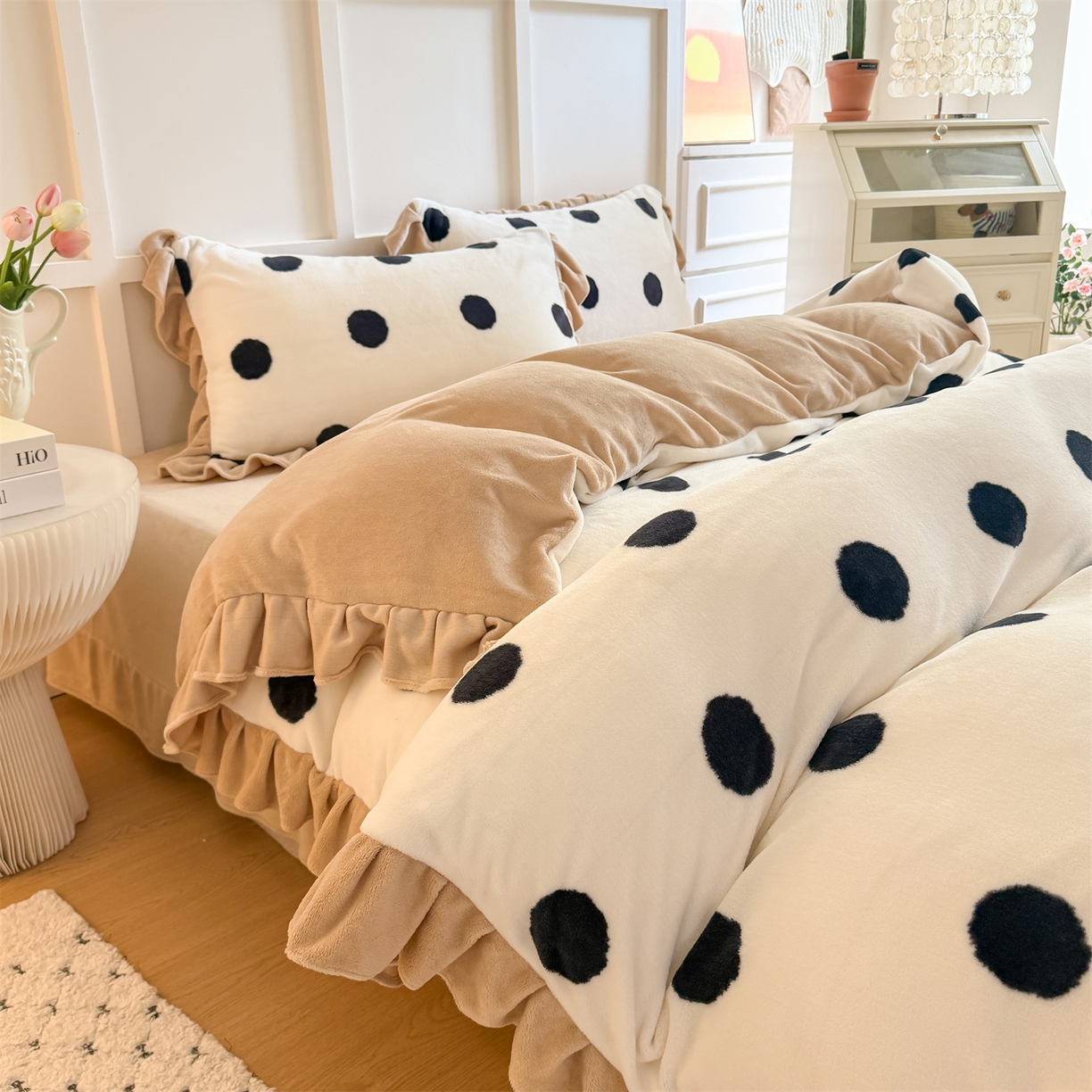 91家纺网 家纺一手货源 找家纺 温眠家纺 2025新款200g全工艺牛奶绒花边款四件套吊边床单 奶油波点