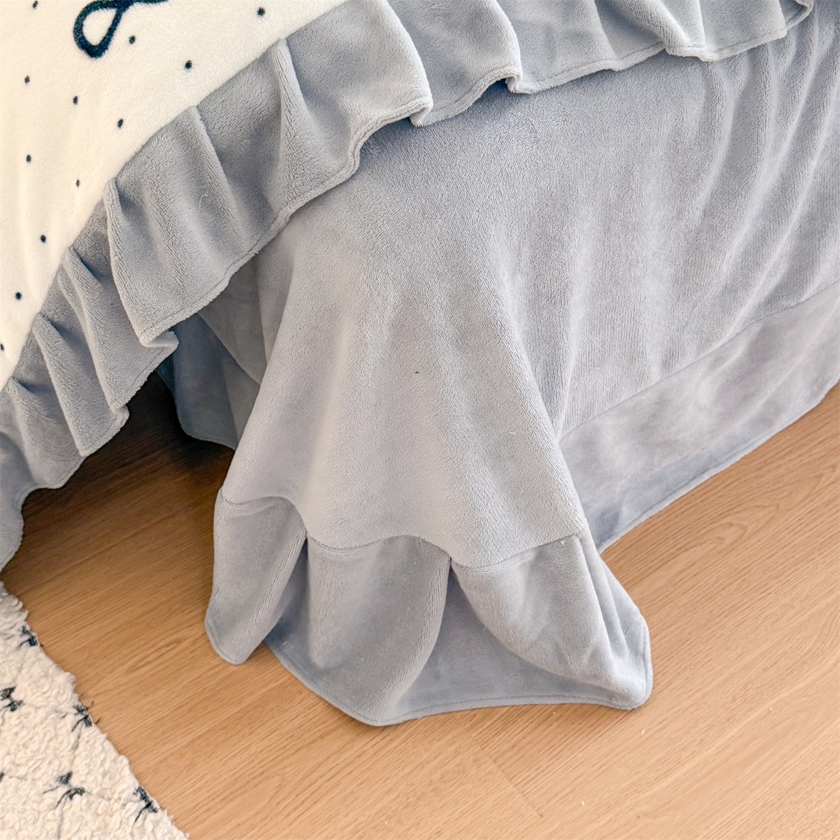 91家纺网 家纺一手货源 找家纺 温眠家纺 2025新款200g全工艺牛奶绒花边款四件套吊边床单 简单格调