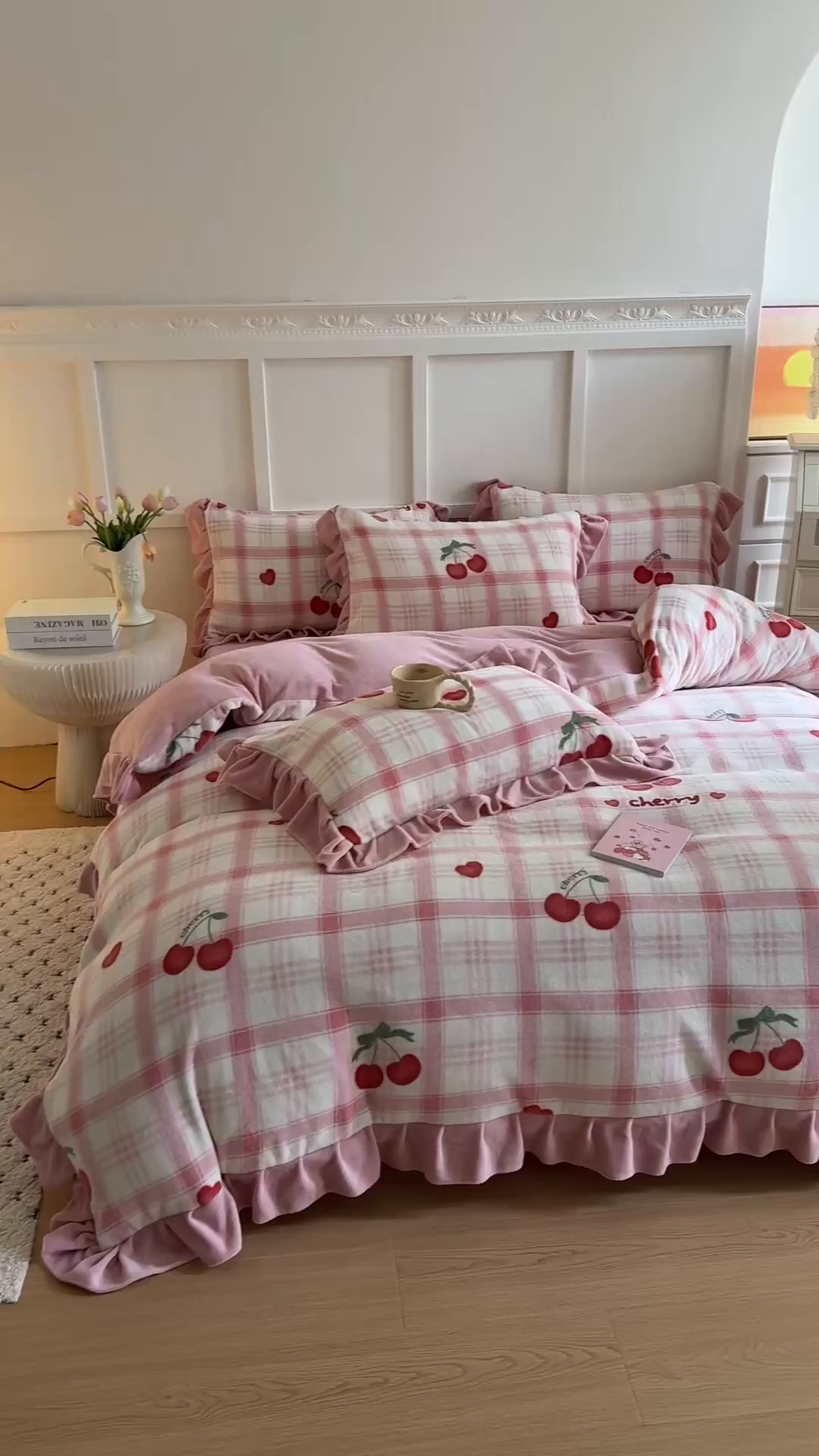 91家纺网 家纺一手货源 找家纺 温眠家纺 2025新款200g全工艺牛奶绒花边款四件套吊边床单 格子樱桃