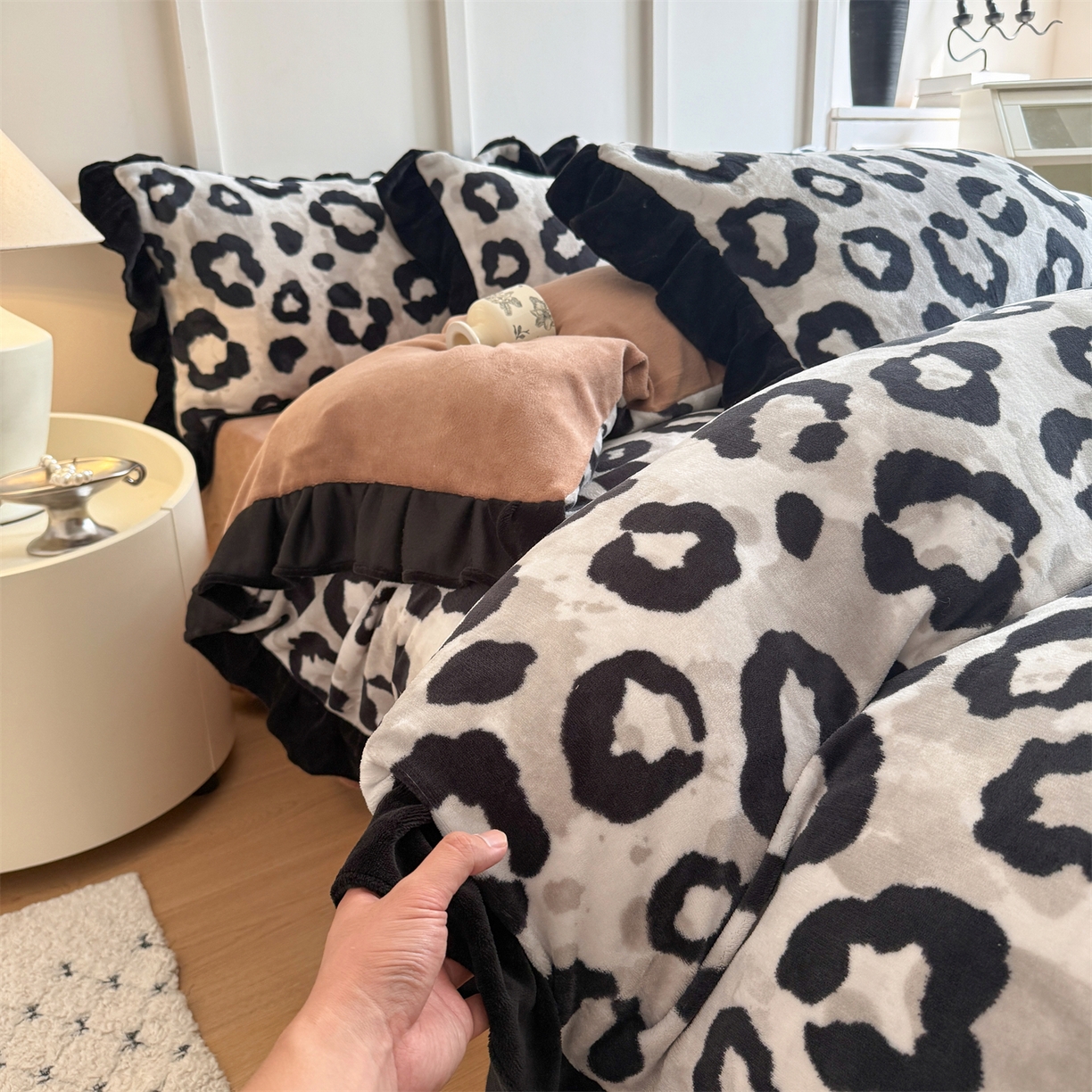 91家纺网 家纺一手货源 找家纺 温眠家纺 2025新款200g全工艺牛奶绒花边款四件套吊边床单 野性