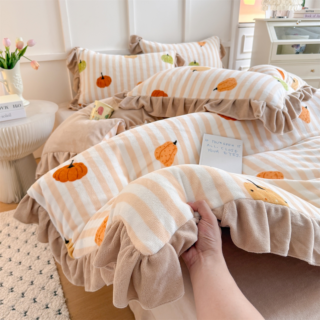 91家纺网 家纺一手货源 找家纺 温眠家纺 2025新款200g全工艺牛奶绒花边款四件套吊边床单 条纹南瓜