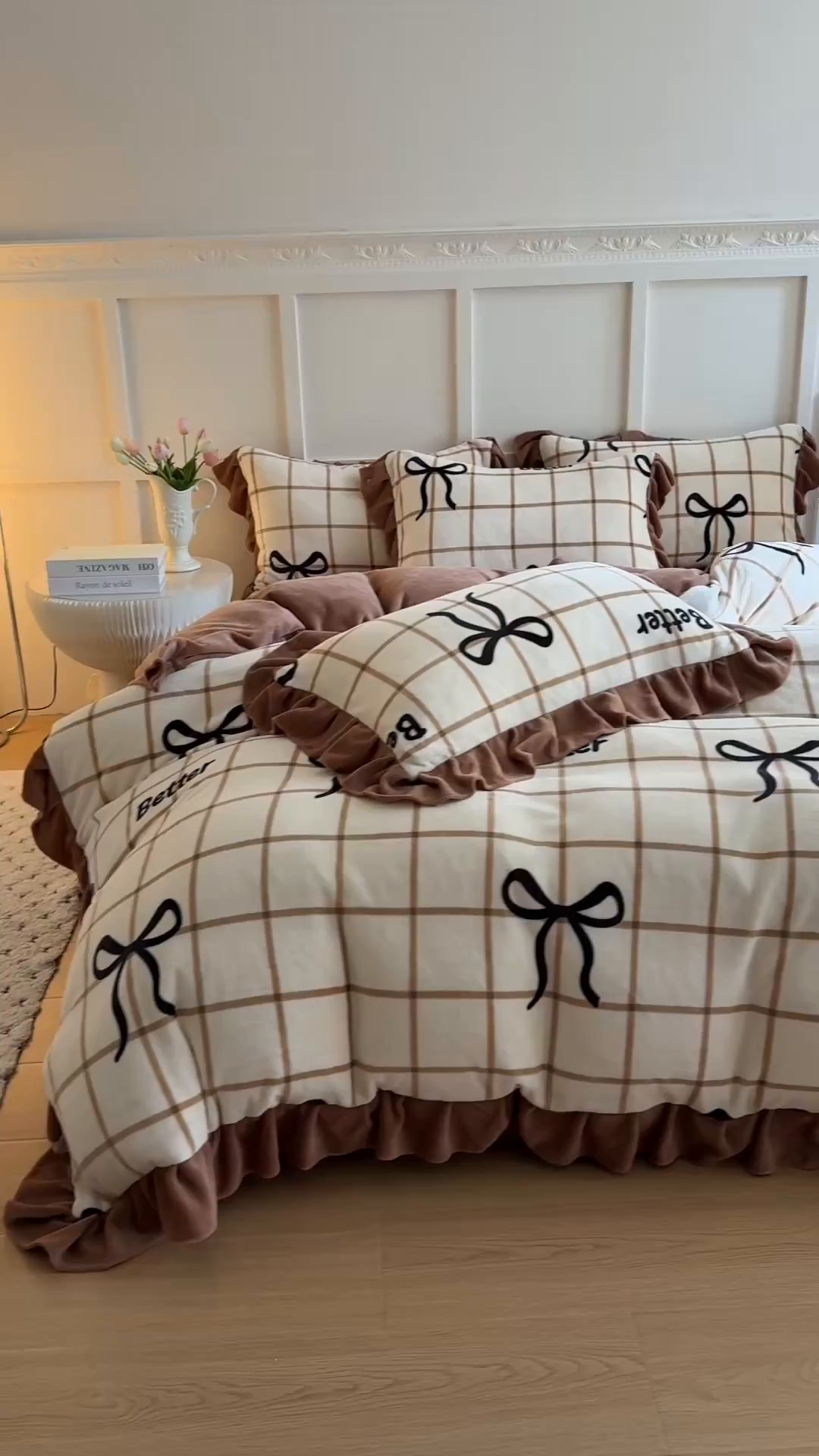 91家纺网 家纺一手货源 找家纺 温眠家纺 2025新款200g全工艺牛奶绒花边款四件套吊边床单 奶茶蝴蝶结