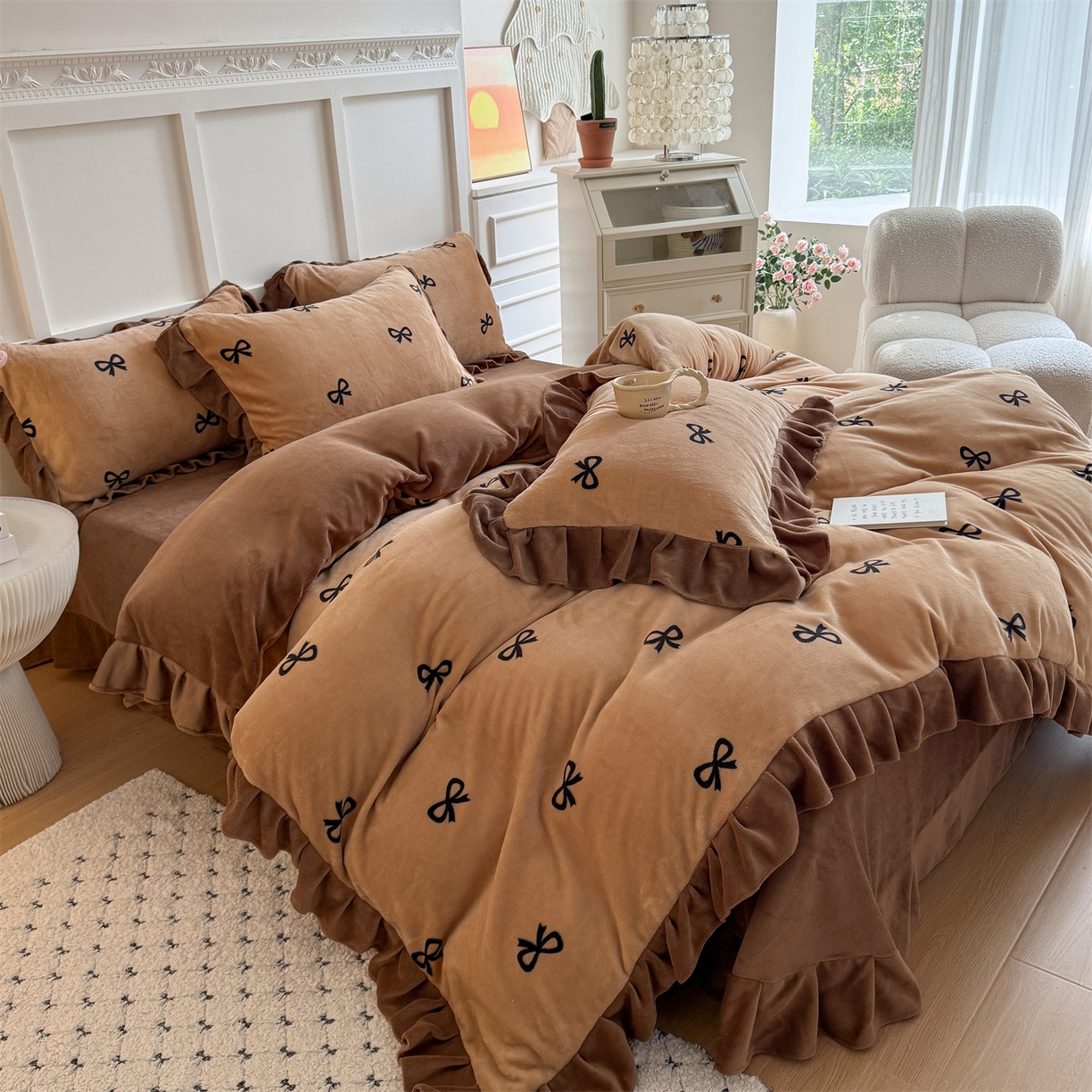 91家纺网 家纺一手货源 找家纺 温眠家纺 2025新款200g全工艺牛奶绒花边款四件套吊边床单 摩卡蝴蝶结