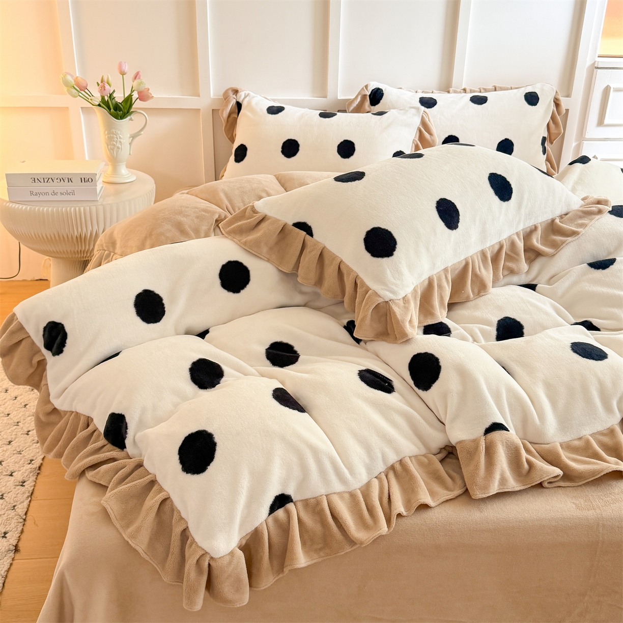 91家纺网 家纺一手货源 找家纺 温眠家纺 2025新款200g全工艺牛奶绒花边款四件套吊边床单 奶油波点