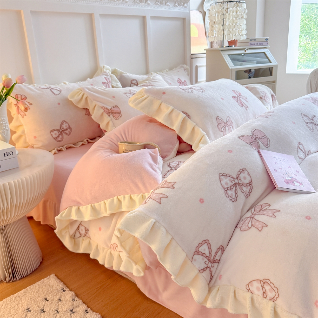 91家纺网 家纺一手货源 找家纺 温眠家纺 2025新款200g全工艺牛奶绒花边款四件套吊边床单 蝴蝶结