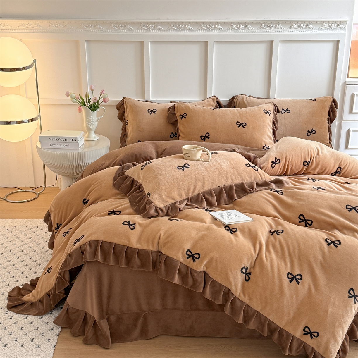 91家纺网 家纺一手货源 找家纺 温眠家纺 2025新款200g全工艺牛奶绒花边款四件套吊边床单 摩卡蝴蝶结
