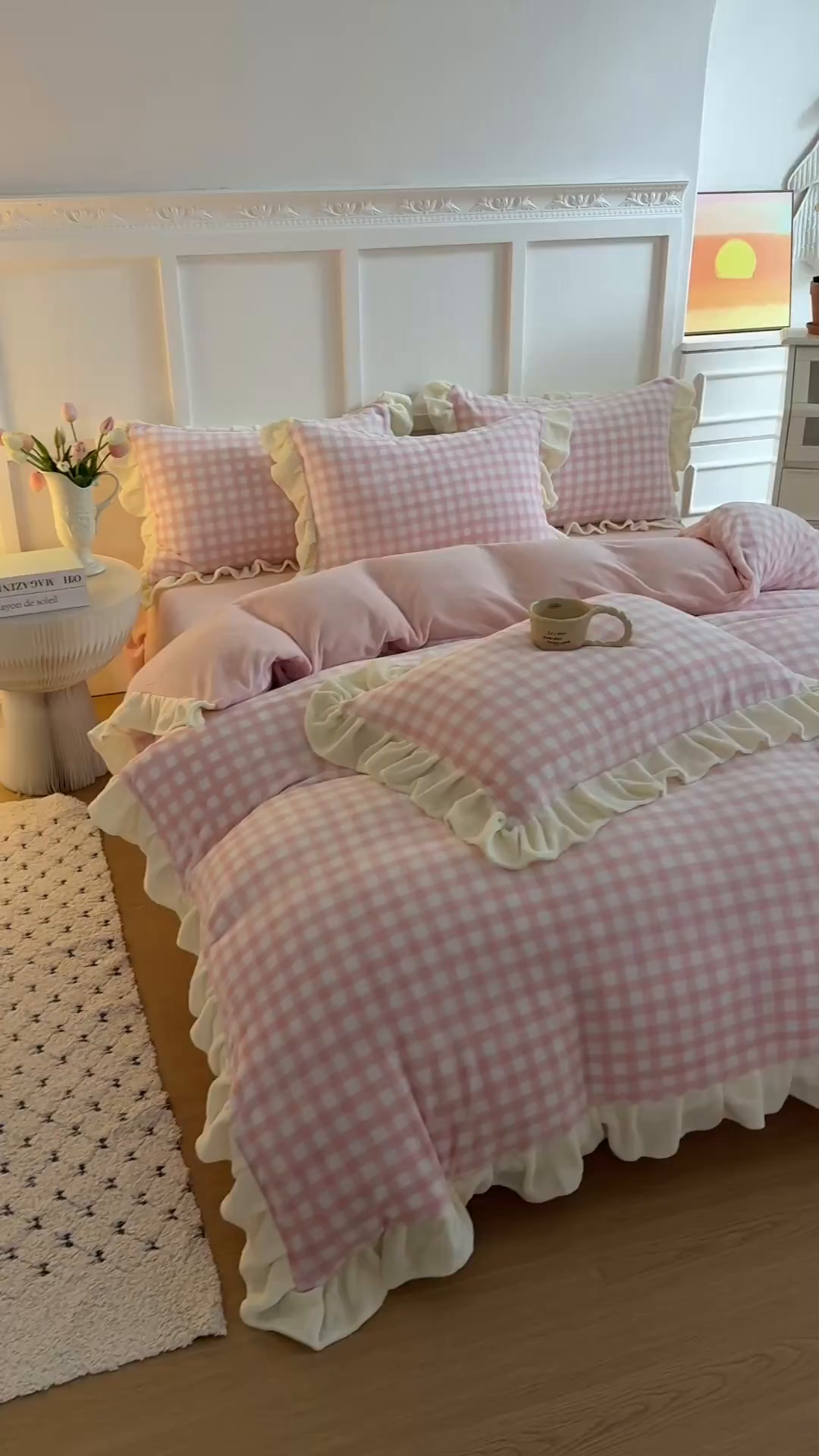 91家纺网 家纺一手货源 找家纺 温眠家纺 2025新款200g全工艺牛奶绒花边款四件套吊边床单 浅粉格