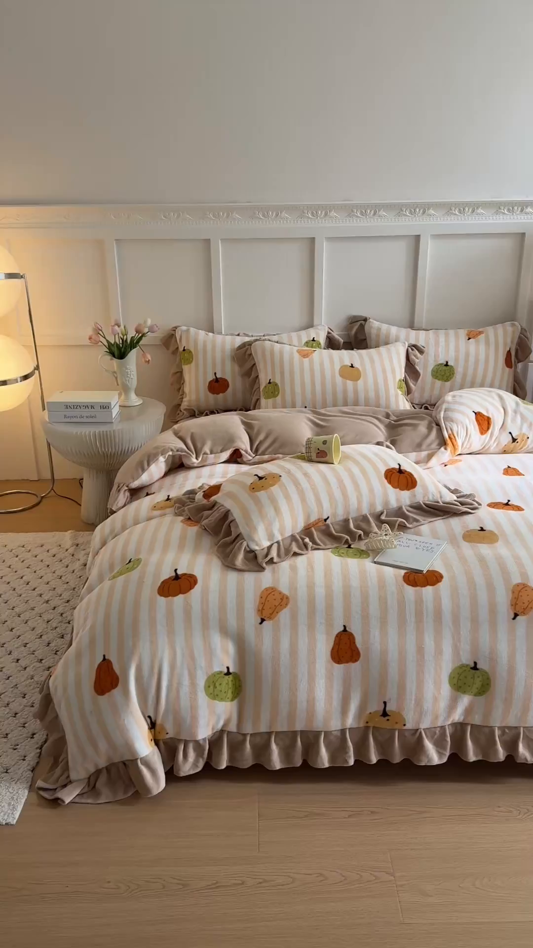 91家纺网 家纺一手货源 找家纺 温眠家纺 2025新款200g全工艺牛奶绒花边款四件套吊边床单 条纹南瓜