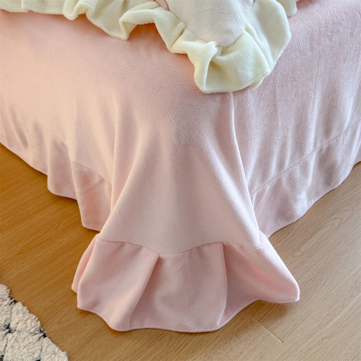 91家纺网 家纺一手货源 找家纺 温眠家纺 2025新款200g全工艺牛奶绒花边款四件套吊边床单 蝴蝶结