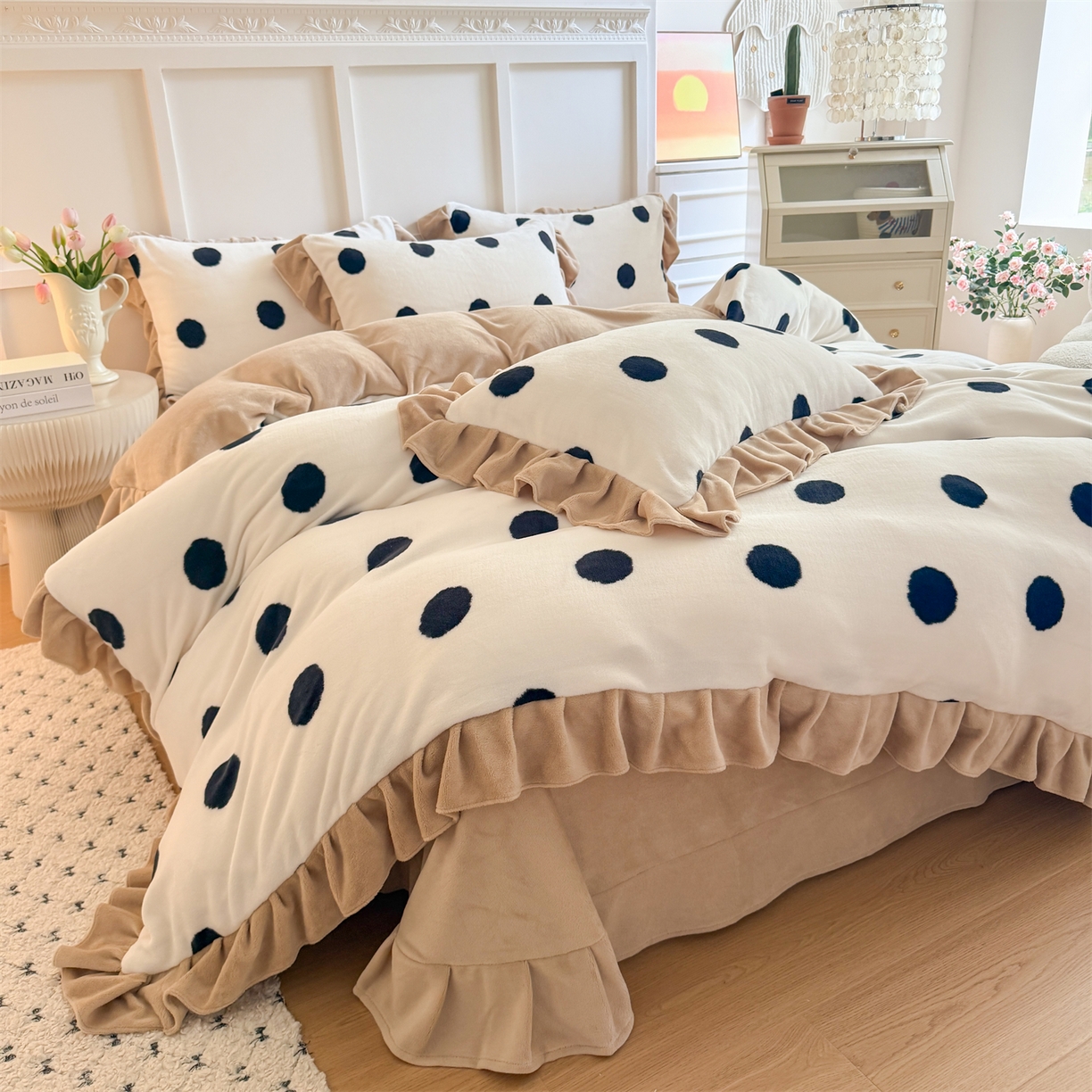 91家纺网 家纺一手货源 找家纺 温眠家纺 2025新款200g全工艺牛奶绒花边款四件套吊边床单 奶油波点