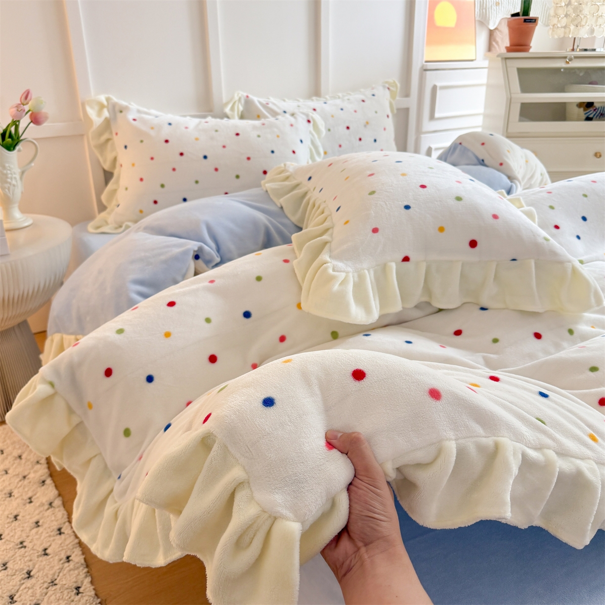 91家纺网 家纺一手货源 找家纺 （总）温眠家纺 2025新款200g全工艺牛奶绒花边款四件套吊边床单