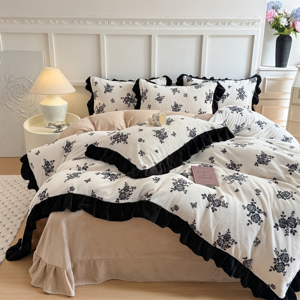 91家纺网 家纺一手货源 找家纺 温眠家纺 2025新款200g全工艺牛奶绒花边款四件套吊边床单 山野玫瑰