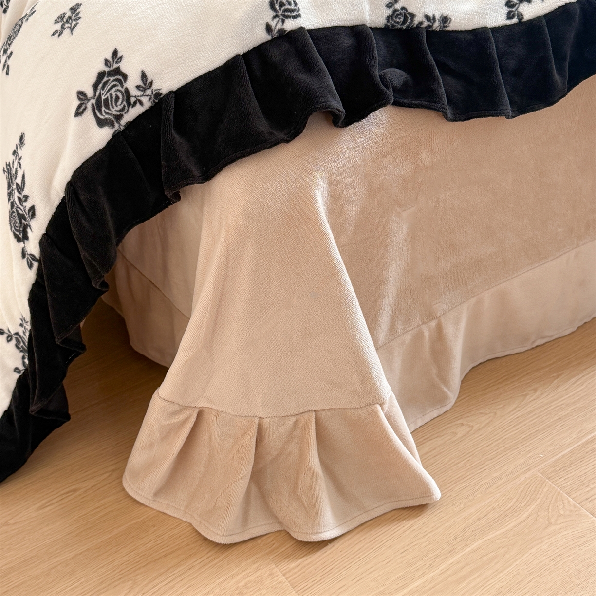 91家纺网 家纺一手货源 找家纺 温眠家纺 2025新款200g全工艺牛奶绒花边款四件套吊边床单 山野玫瑰