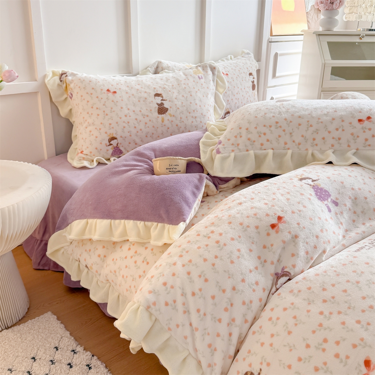 91家纺网 家纺一手货源 找家纺 温眠家纺 2025新款200g全工艺牛奶绒花边款四件套吊边床单 春意