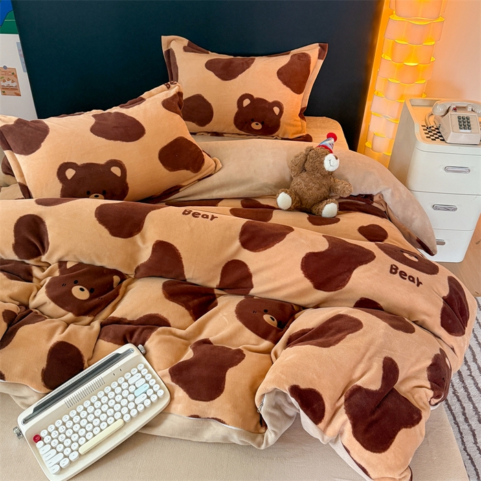 91家纺网 家纺一手货源 找家纺 温眠家纺 2025新款加厚牛奶绒四件套跑量款 可可熊