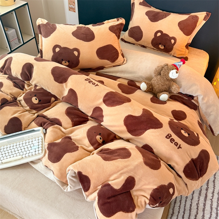 91家纺网 家纺一手货源 找家纺 温眠家纺 2025新款加厚牛奶绒四件套跑量款 可可熊