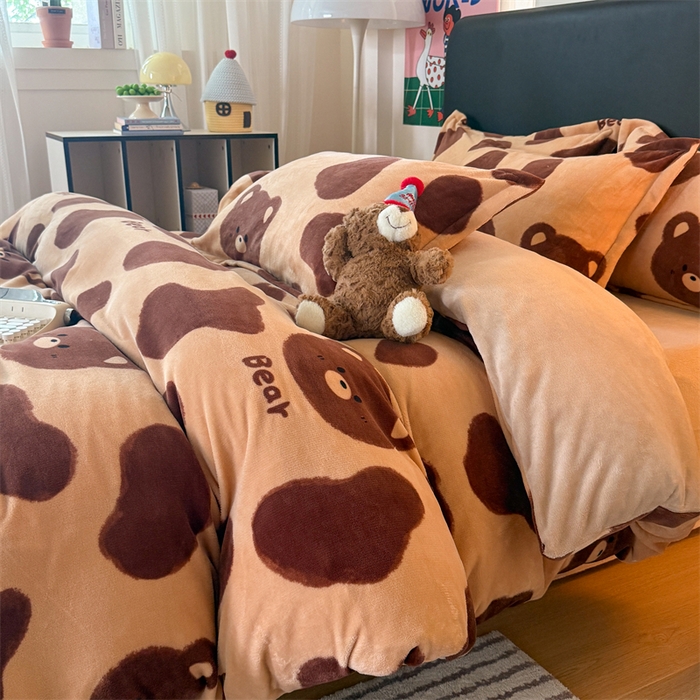 91家纺网 家纺一手货源 找家纺 温眠家纺 2025新款加厚牛奶绒四件套跑量款 可可熊