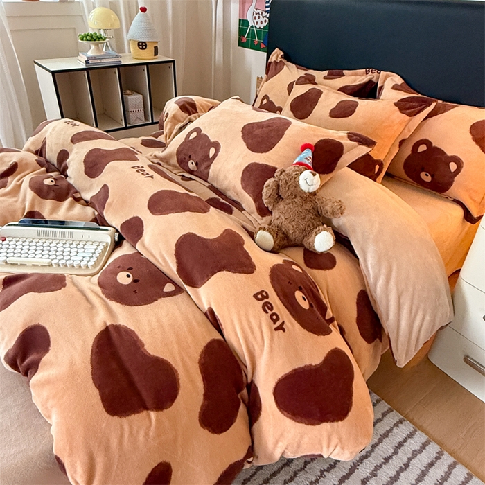 91家纺网 家纺一手货源 找家纺 温眠家纺 2025新款加厚牛奶绒四件套跑量款 可可熊