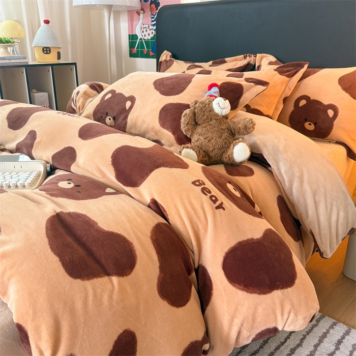 91家纺网 家纺一手货源 找家纺 温眠家纺 2025新款加厚牛奶绒四件套跑量款 可可熊