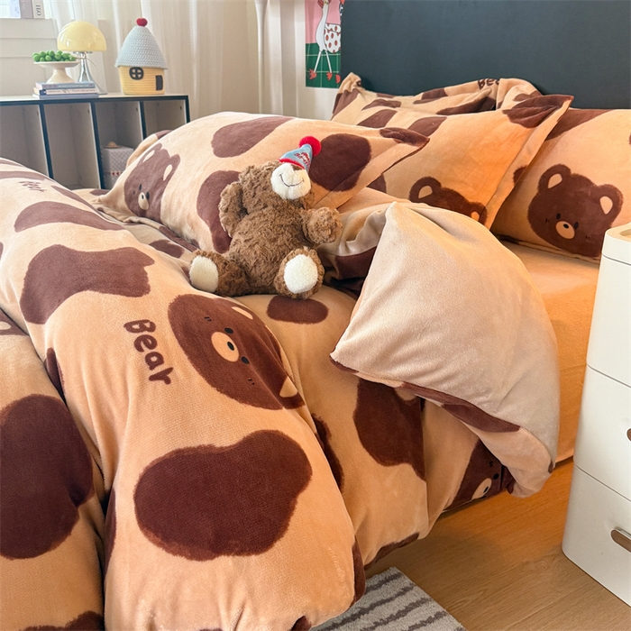 91家纺网 家纺一手货源 找家纺 温眠家纺 2025新款加厚牛奶绒四件套跑量款 可可熊