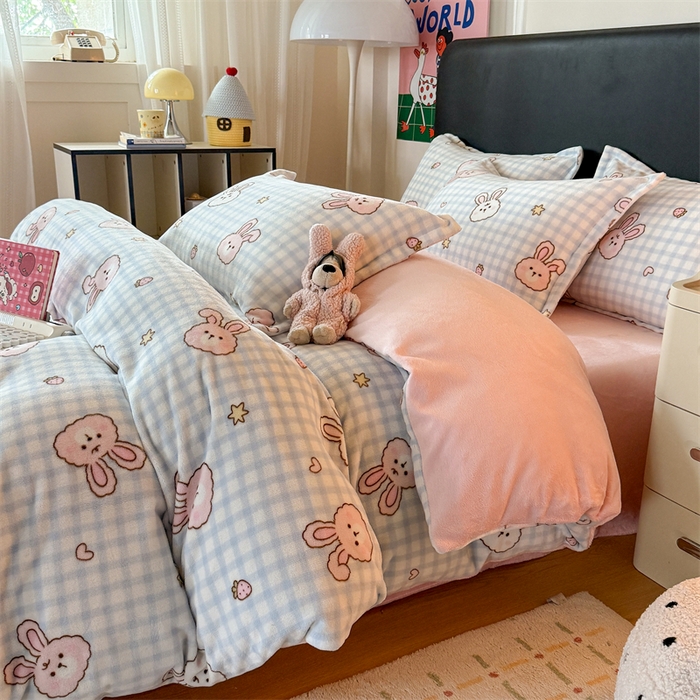 91家纺网 家纺一手货源 找家纺 温眠家纺 2025新款加厚牛奶绒四件套跑量款 蓝格兔兔