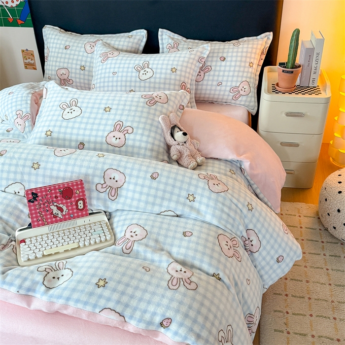 91家纺网 家纺一手货源 找家纺 温眠家纺 2025新款加厚牛奶绒四件套跑量款 蓝格兔兔