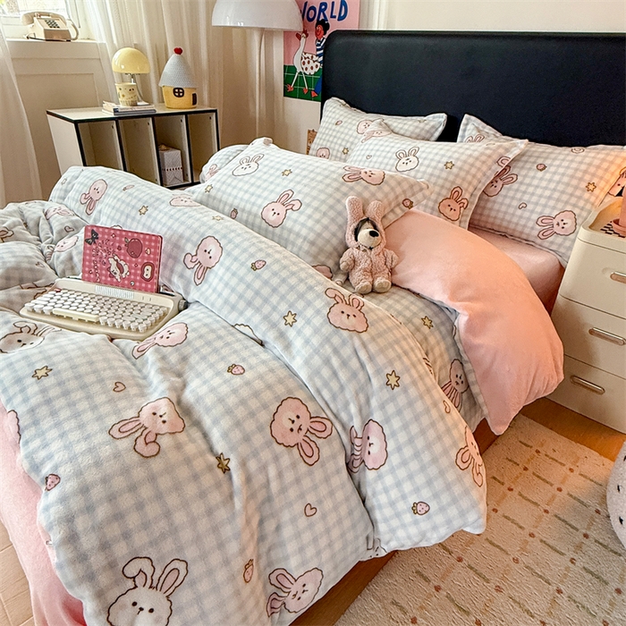 91家纺网 家纺一手货源 找家纺 温眠家纺 2025新款加厚牛奶绒四件套跑量款 蓝格兔兔