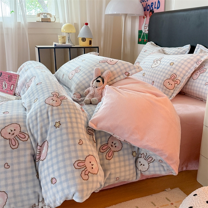 91家纺网 家纺一手货源 找家纺 温眠家纺 2025新款加厚牛奶绒四件套跑量款 蓝格兔兔