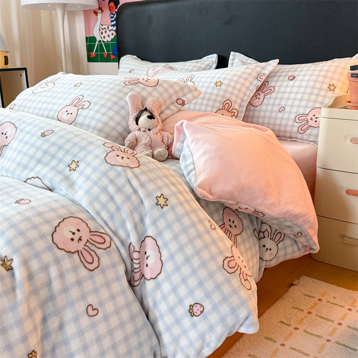 91家纺网 家纺一手货源 找家纺 温眠家纺 2025新款加厚牛奶绒四件套跑量款 蓝格兔兔