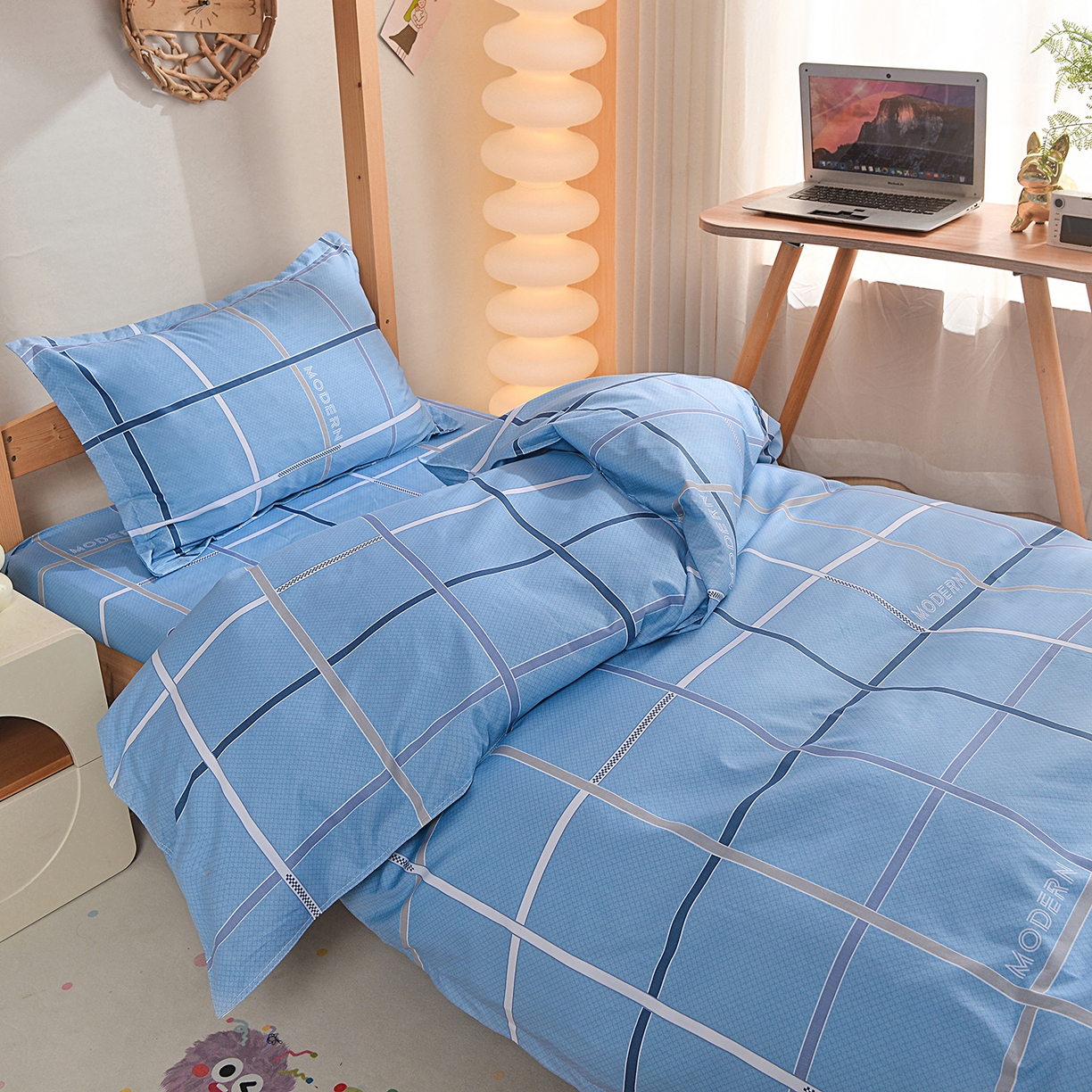 91家纺网 家纺一手货源 找家纺 小雨家纺 2026新款13372宿舍纯棉40支印花三件套 恋格-蓝