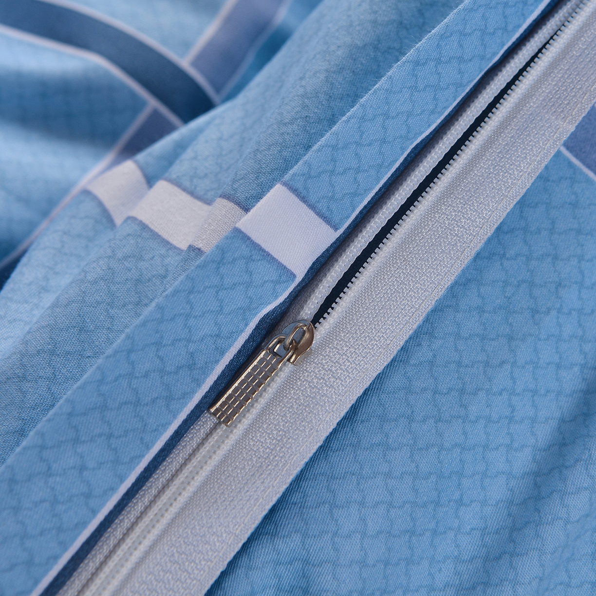 91家纺网 家纺一手货源 找家纺 小雨家纺 2026新款13372宿舍纯棉40支印花三件套 恋格-蓝