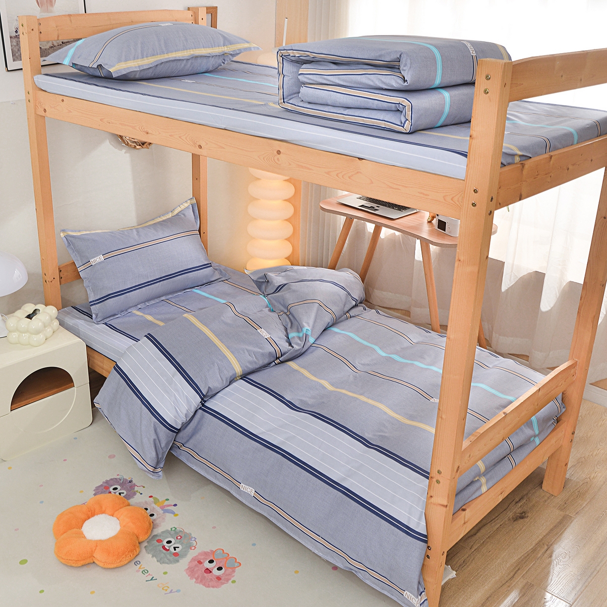 91家纺网 家纺一手货源 找家纺 小雨家纺 2026新款13372宿舍纯棉40支印花三件套 哈尼-灰