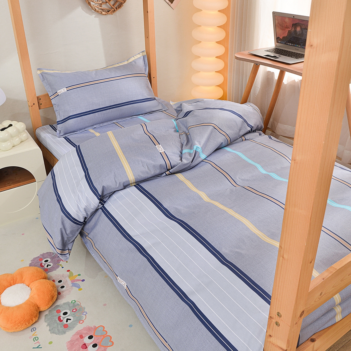 91家纺网 家纺一手货源 找家纺 小雨家纺 2026新款13372宿舍纯棉40支印花三件套 哈尼-灰