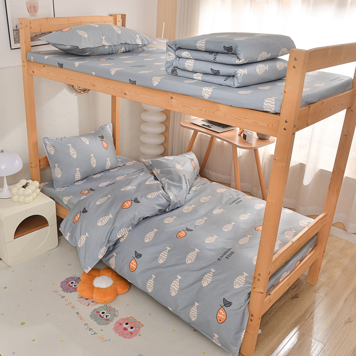 91家纺网 家纺一手货源 找家纺 小雨家纺 2026新款13372宿舍纯棉40支印花三件套 海洋森林-灰