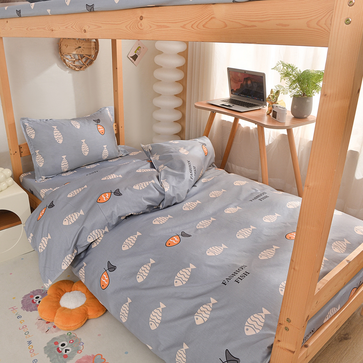 91家纺网 家纺一手货源 找家纺 小雨家纺 2026新款13372宿舍纯棉40支印花三件套 海洋森林-灰