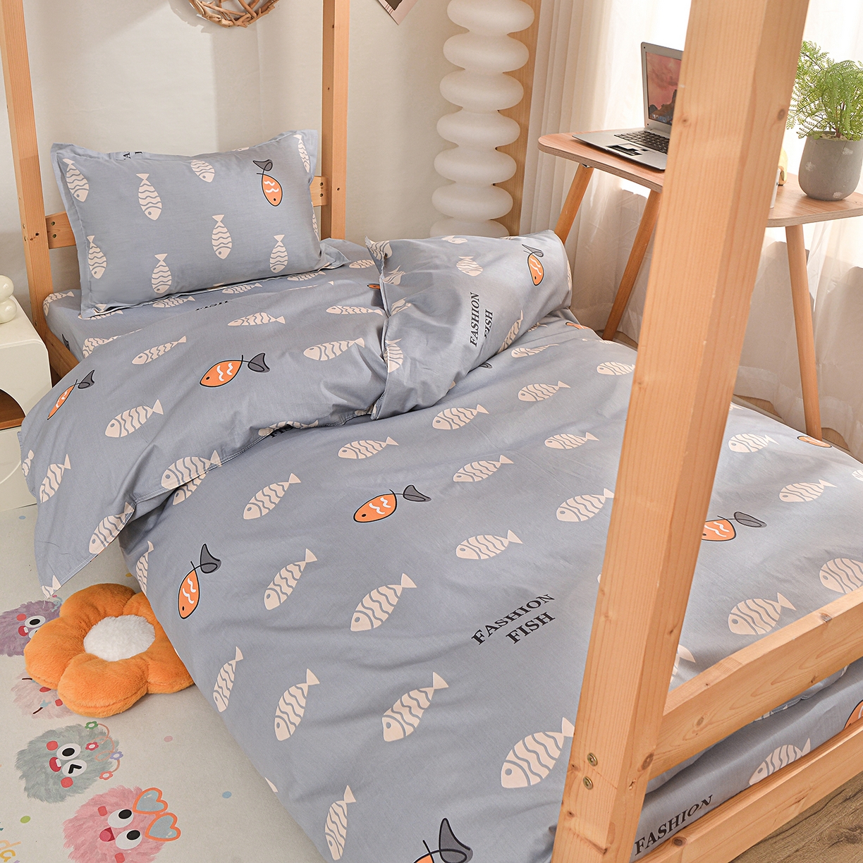 91家纺网 家纺一手货源 找家纺 小雨家纺 2026新款13372宿舍纯棉40支印花三件套 海洋森林-灰