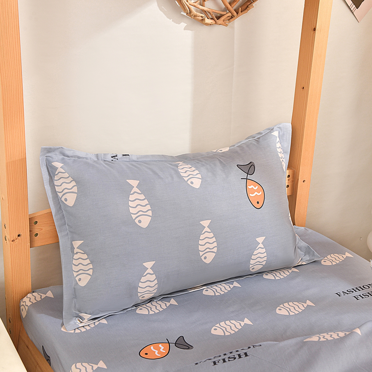 91家纺网 家纺一手货源 找家纺 小雨家纺 2026新款13372宿舍纯棉40支印花三件套 海洋森林-灰